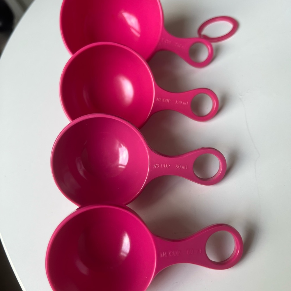 Bright Pink Measuring cups - Sur la Table